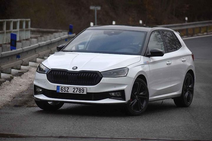 Auto působí přikrčeně, tudíž sportovně.