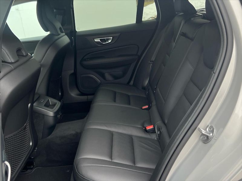 Volvo V60 2,0 AWD CROSS COUNTRY PLUS  B4 - fotka 13 z 28