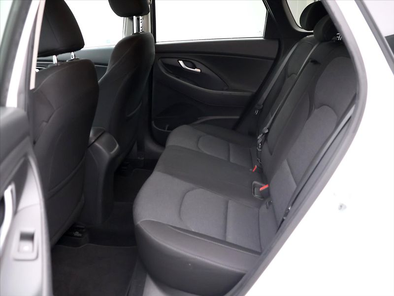Hyundai i30 1,6 CRDi 85kW Smart LED CZ - fotka 13 z 36