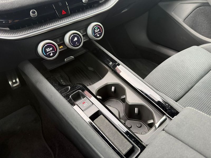 Škoda Superb Sportline 2.0 TDI 110KW DSG Co - fotka 22 z 29