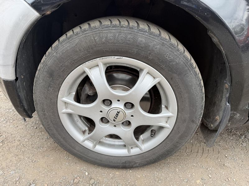 Toyota Yaris 1.0i - fotka 17 z 19