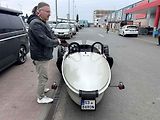 V neděli odpoledne poutal zájem kolemjdoucích před nákupním centrem nevídaný a luxusní sporťák.