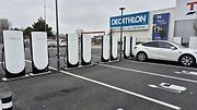 Dobíjecí stanice Tesla Supercharger Praha.