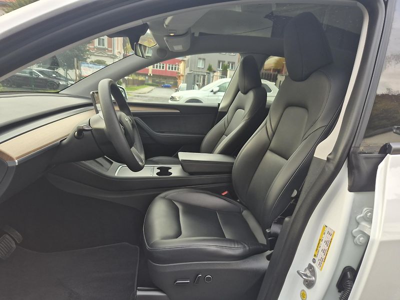 Tesla Model Y LONG RANGE DUAL MOTOR TZ 95,0% - fotka 41 z 49