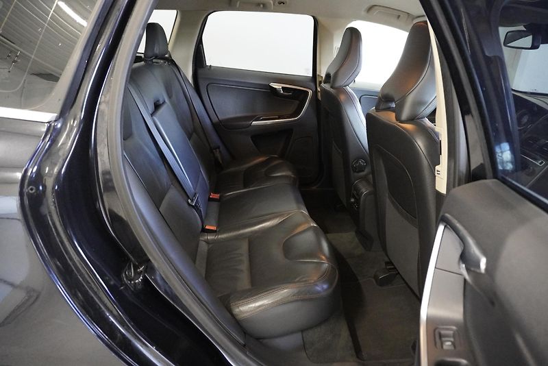 Volvo XC60  2.4 D5 MOMENTUM AWD AUTOMAT - fotka 26 z 27