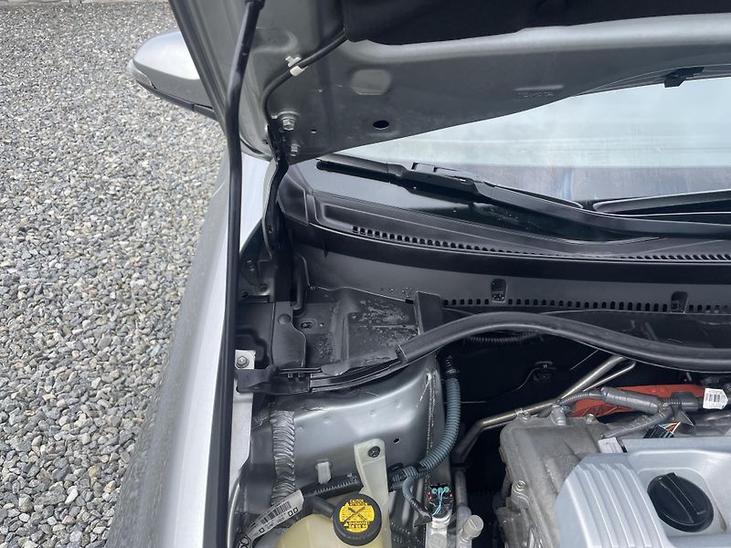 Toyota Auris 1.8i 16v HYBRID AUT SERVIS TOP - fotka 71 z 172
