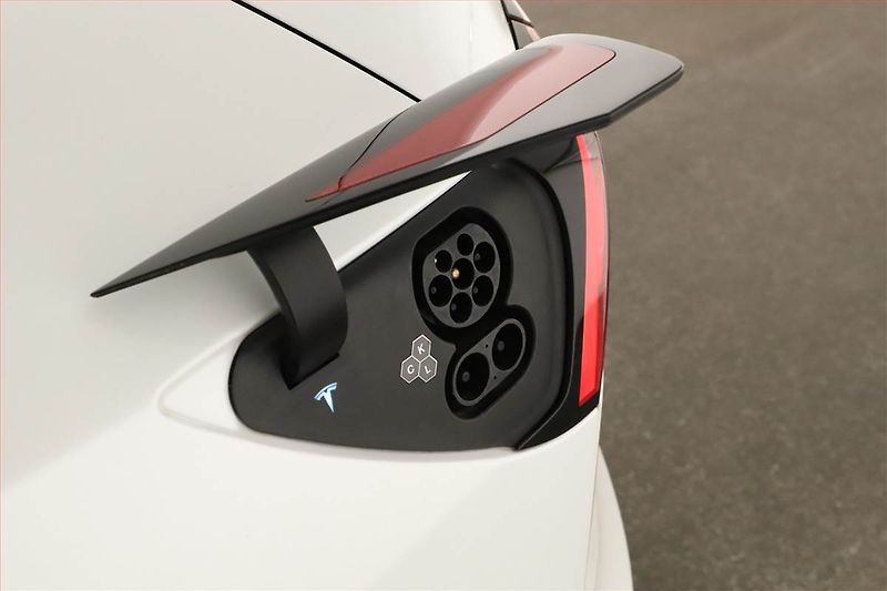 Tesla Model Y (2023) Long Range AWD 79kWh, SoH 92% - fotka 13 z 19