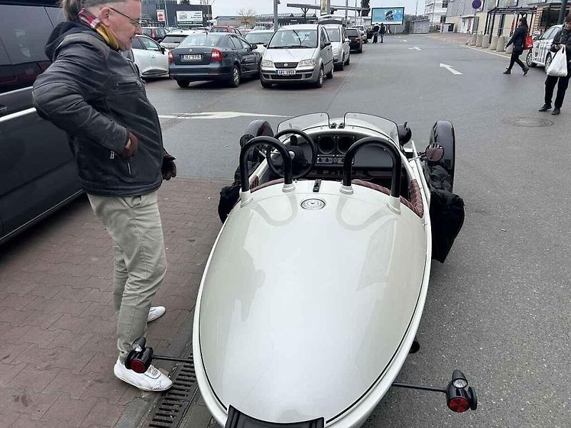 V neděli odpoledne poutal zájem kolemjdoucích před nákupním centrem nevídaný a luxusní sporťák.