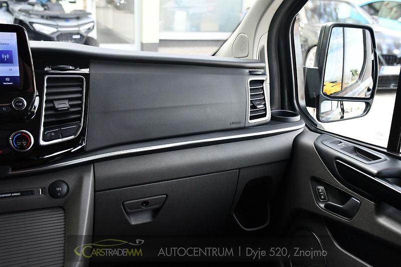 Ford Tourneo Custom 2.0EcoBlue 8.MÍST TITANIUM - fotka 23 z 43