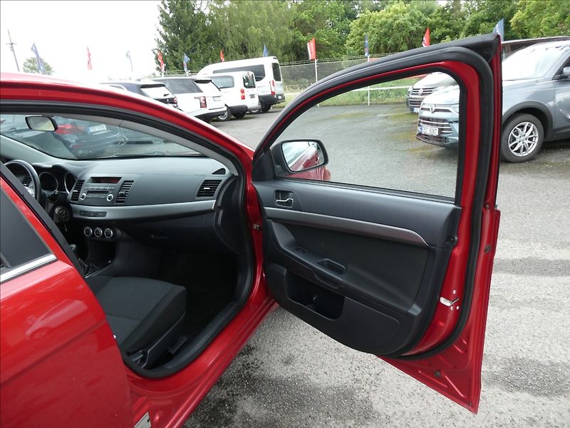 Mitsubishi Lancer 1,8 i 105kW Sportback, klima - fotka 16 z 31