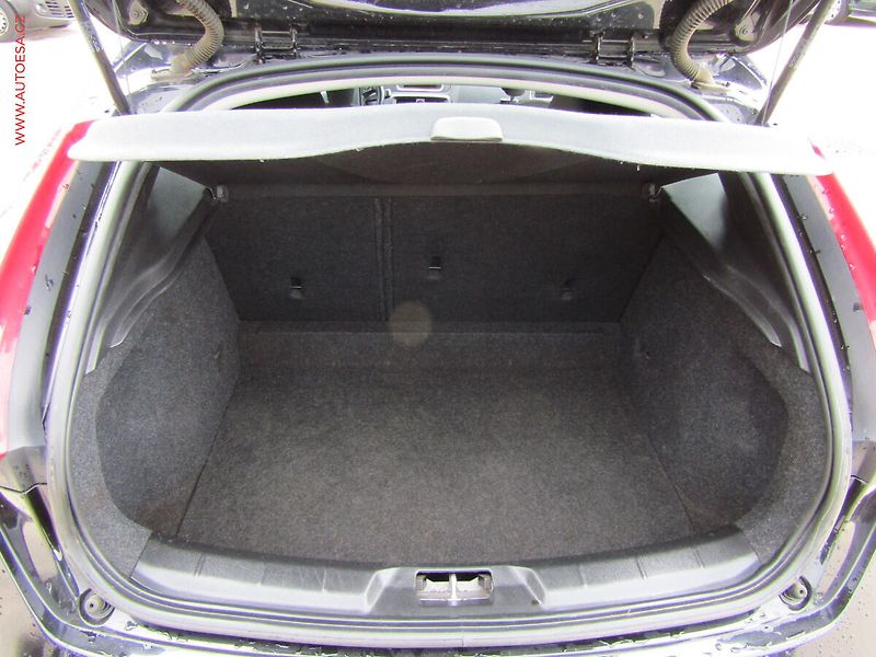 Volvo V40 (2016) 2.0D, AC, temp - fotka 7 z 17