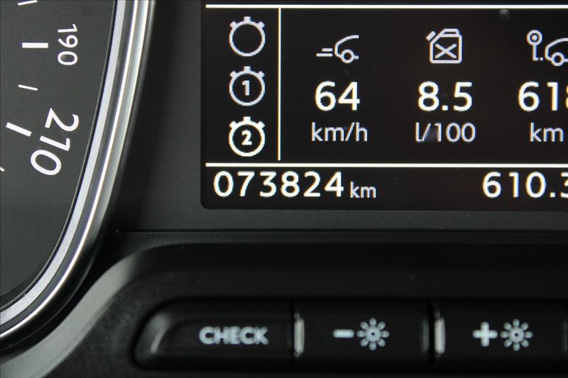 Citroën SpaceTourer 2,0 HDi  SHINE,DPH,A/T,8.MÍST - fotka 9 z 38