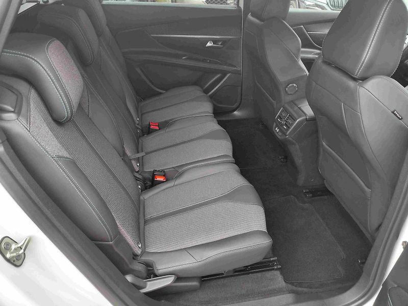 Peugeot 5008 1,2PT EAT8 ALLURE - fotka 10 z 21
