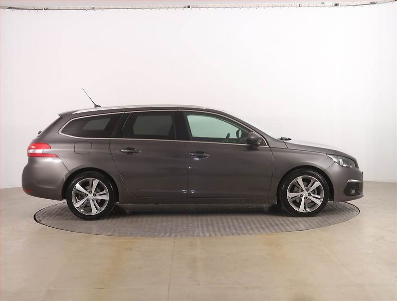 Peugeot 308 (2020) Allure 1.5 BlueHDi, Serv.kniha - fotka 6 z 13