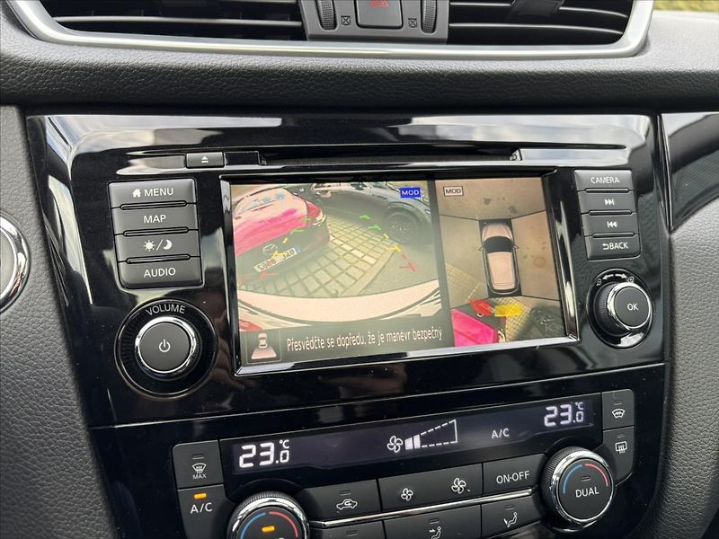 Nissan Qashqai 1,3 DIG-T Tekna PANORAMA TAŽNÉ - fotka 20 z 49
