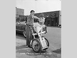 Obsluha vybírá mince z parkovacího automatu v Seattlu. Píše se rok 1960.