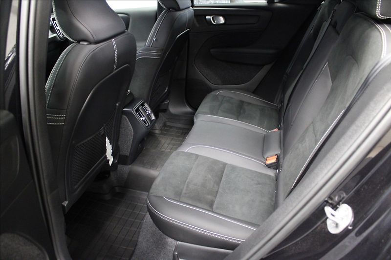Volvo XC40 2,0 B4 Black e. ultra AT 2025 - fotka 9 z 24