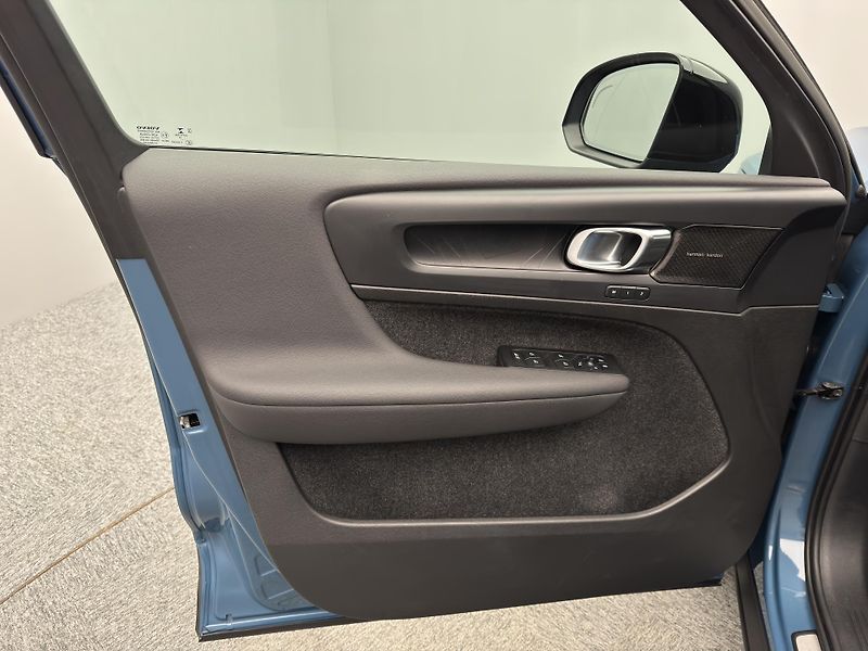 Volvo XC40 T4 RECHARGE ULTIMATE AUT - fotka 18 z 51