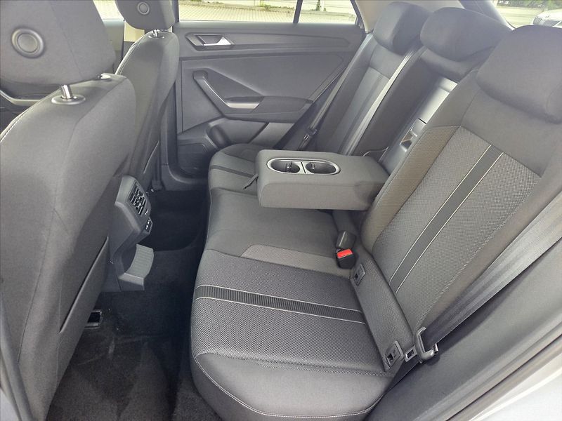 Volkswagen T-Roc 1,5 TSi 110kW DSG Life Tov.zár - fotka 10 z 22