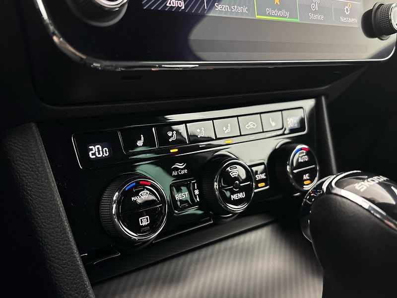 Škoda Superb Sportline DSG - fotka 19 z 29