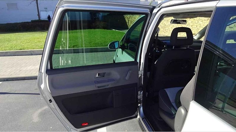 Boční lišty i lišty nárazníků zdobí chromový pásek, toto auto v základní výbavě není.