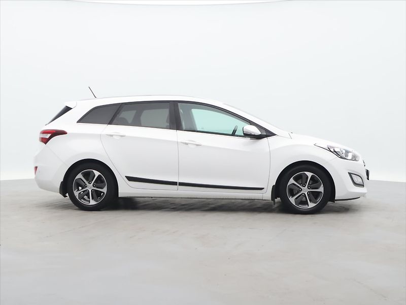 Hyundai i30 1,6 GDI 99kW Weekend Serv.kn. - fotka 8 z 30
