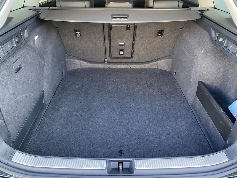 Škoda Superb Combi 2,0 TDI 142 kW L&K DSG - fotka 28 z 29