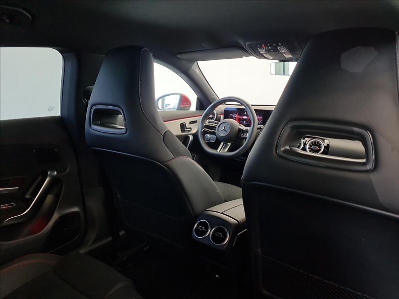 Mercedes-Benz CLA 200 Shooting Brake AMG Style E - fotka 21 z 22