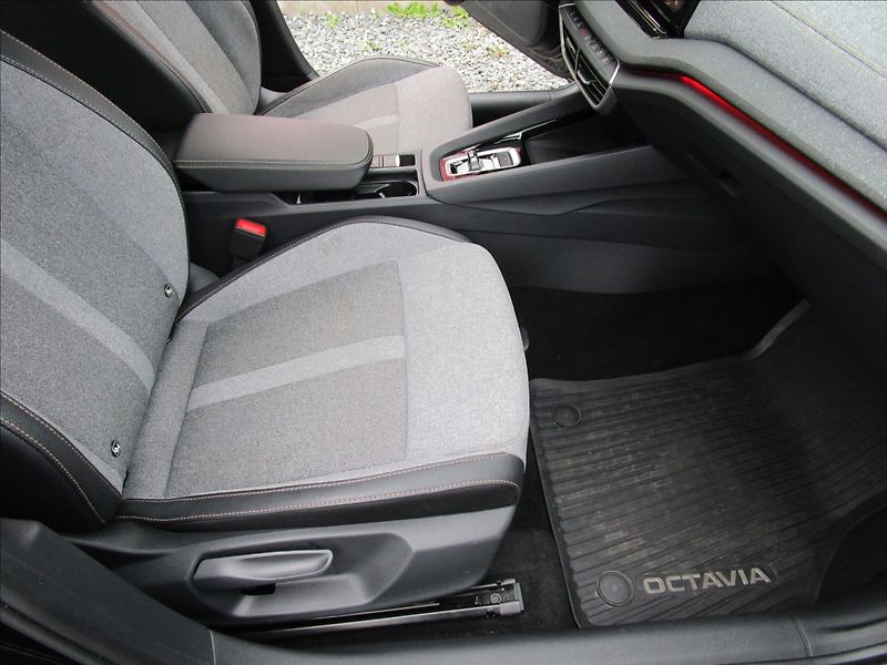 Škoda Octavia Combi 2.0TDi DSG Selection - fotka 24 z 59