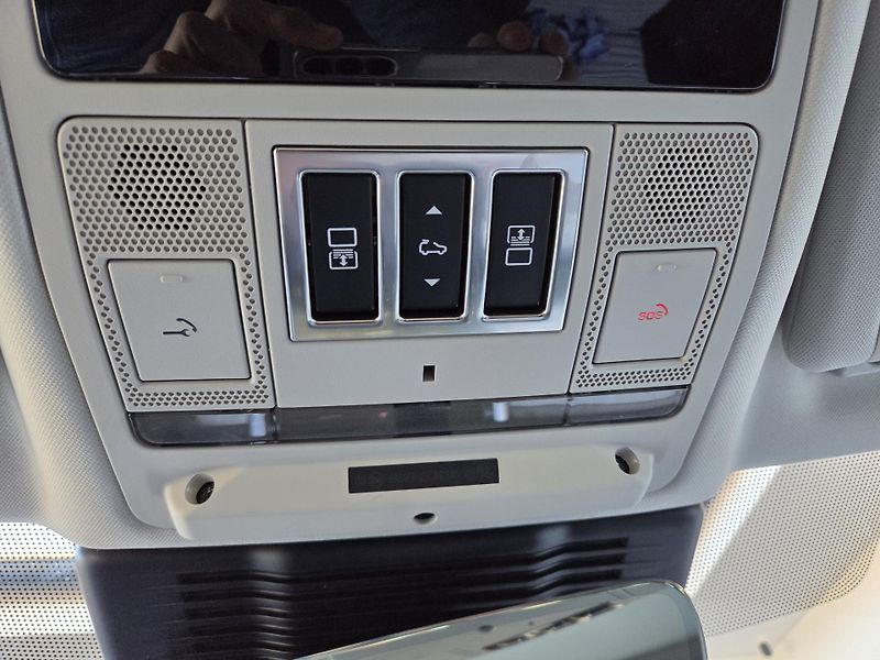 Land Rover Discovery D350 R-Dynamic HSE Pano HUD TZ - fotka 35 z 41
