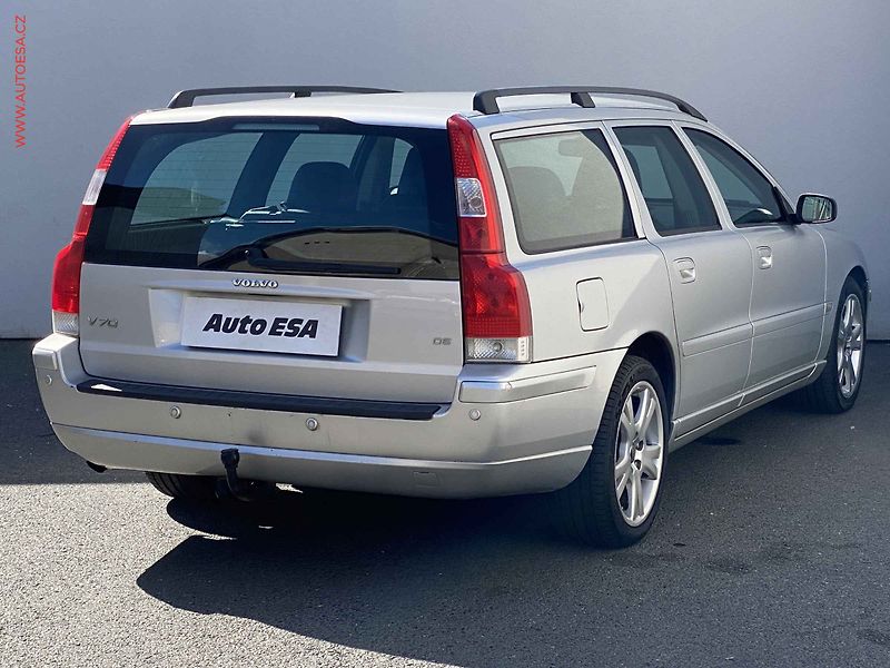 Volvo V70 (2005) 2.4 D, Momentum, xenon - fotka 4 z 17