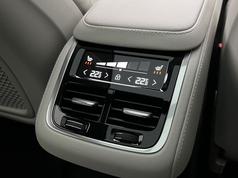 Volvo XC90 T8 AWD RECHARGE BRIGHT PLUS - fotka 23 z 56