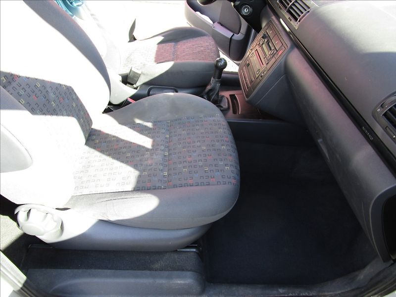 Volkswagen Sharan 1.9TDi aut. klima, 7 míst - fotka 16 z 43