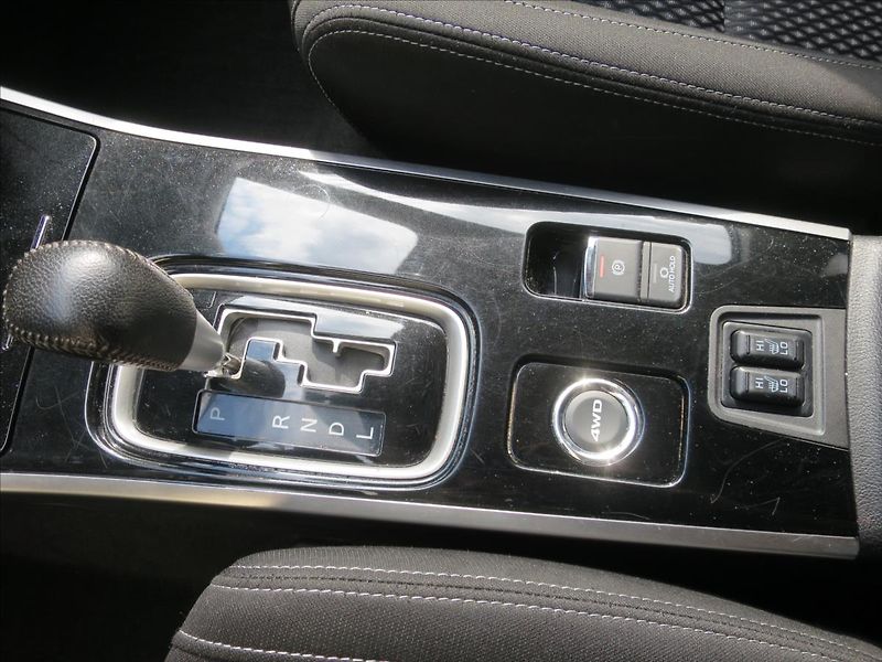 Mitsubishi Outlander 2,2  Di-D Editio+ Aut. - fotka 13 z 27