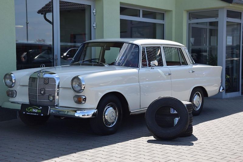 Mercedes-Benz 200 (1968) 200D  - fotka 2 z 31