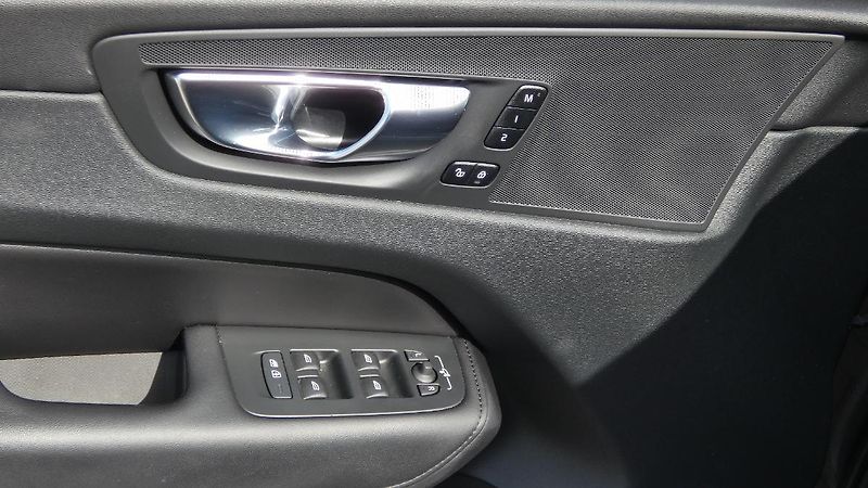 Volvo XC60 B4 AWD Plus Bright Auto - fotka 9 z 23