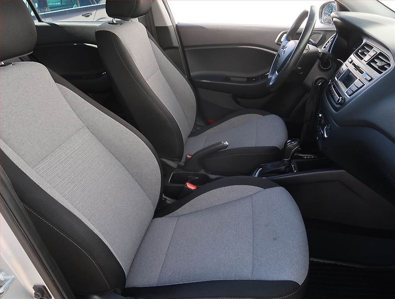 Hyundai i20 (2016) 1.4, Automat, Serv.kniha - fotka 9 z 18