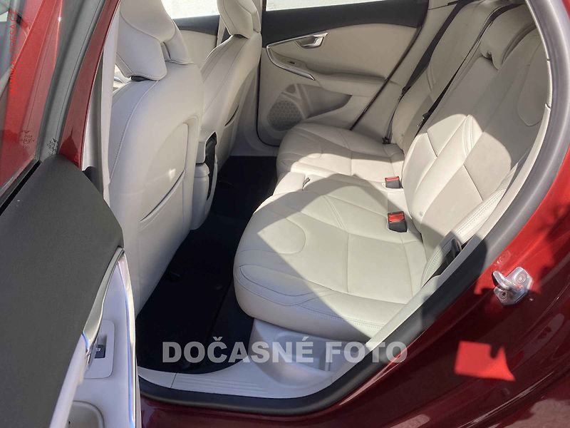 Volvo V40 (2017) 2.0 D2, LED, kamera - fotka 8 z 17