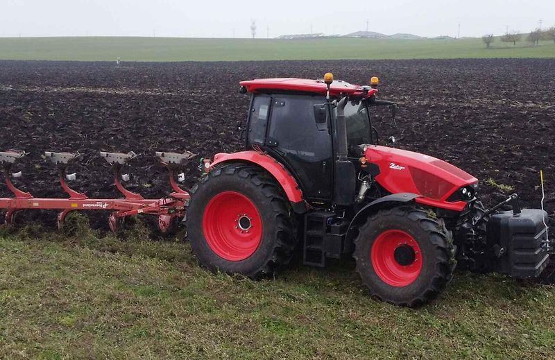 Traktor Zetor Řady 6. Dá se říct, že Zetor tímto strojem posouvá svou techniku výrazně dopředu. Foto Se svolením Zetor Tractors