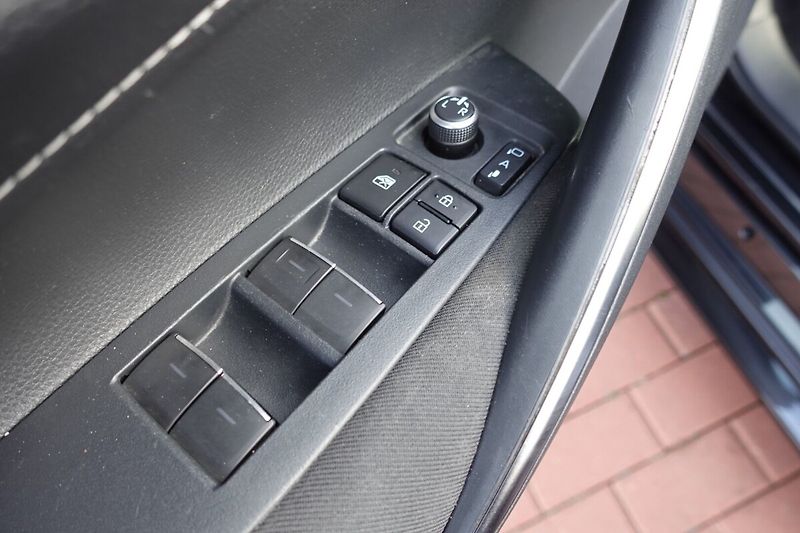 Toyota Corolla 2,0 HEV Comfort Tech TS - fotka 9 z 30