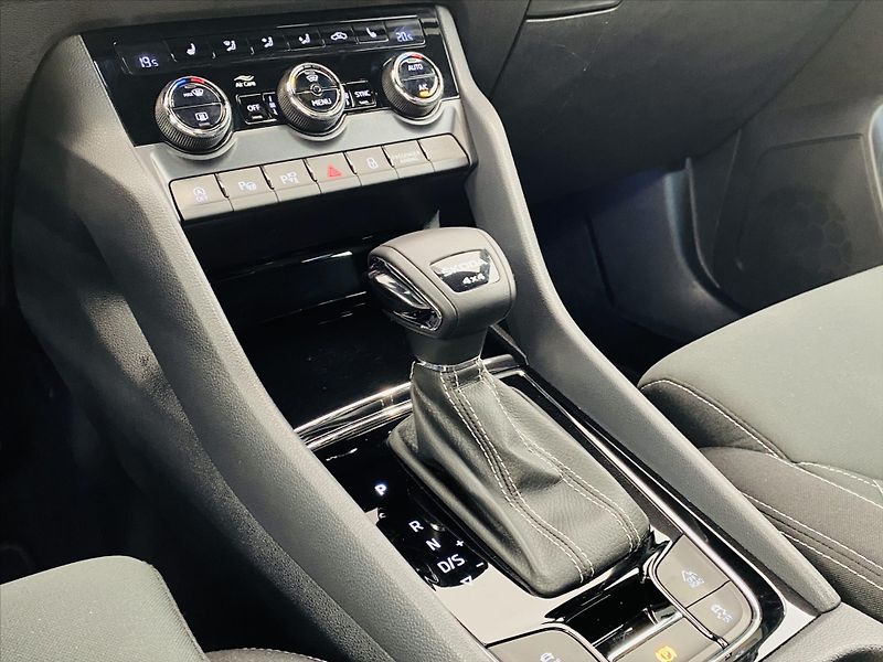 Škoda Karoq 2,0 TDI 110kW DSG 4x4 Sportlin - fotka 19 z 27