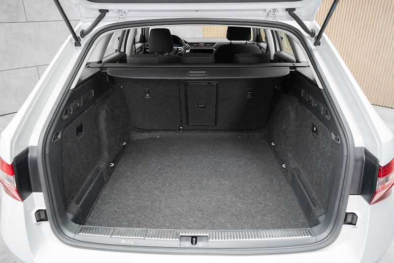 Škoda Superb 2.0 TDI REZERVACE - fotka 40 z 43