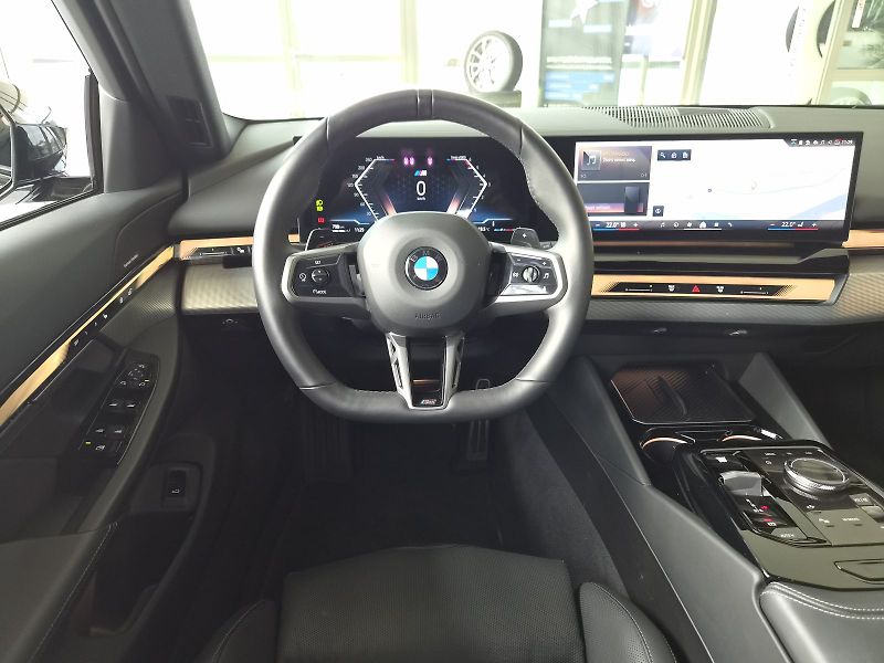 BMW Řada 5 520 xDrive - fotka 22 z 38