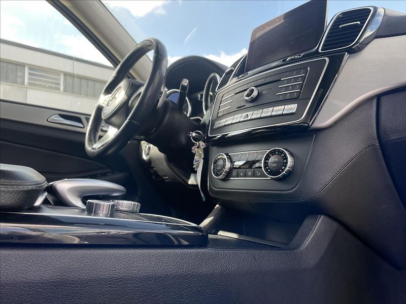 Mercedes-Benz GLS 350d 4MATIC - fotka 14 z 22