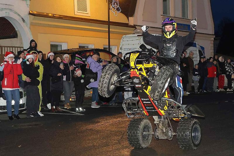 Auta svítící jako vánoční stromečky projela jižním Plzeňskem pro dobrou věc.