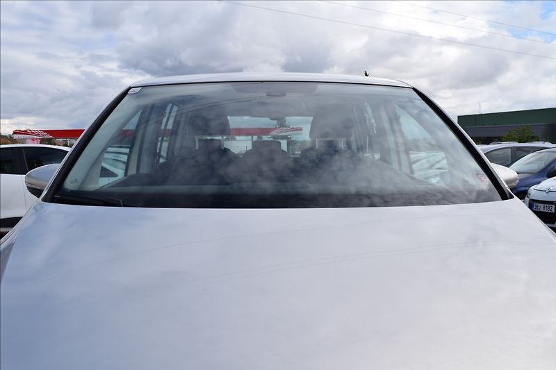 Volkswagen Touran 1,4 i 103KW AUTOMAT TAŽNÉ NAVI - fotka 3 z 44