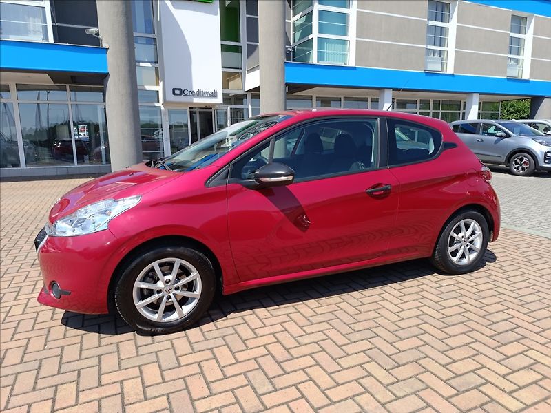 Peugeot 208 1,2 i - fotka 3 z 17