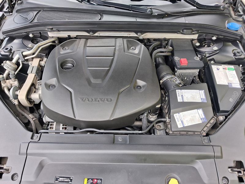 Volvo V90 (2017) 2,0 D5 173kw SERVISKA TOP STAV - fotka 43 z 51