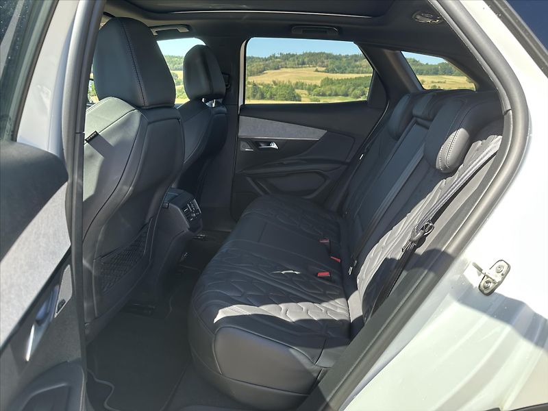 Peugeot 3008 GT 1,6 PureTech 133kW Automat - fotka 13 z 32