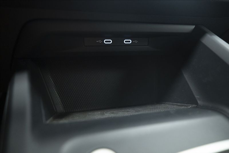 Volkswagen Golf 1,5 TSI KEYLESS KAMERA VÝHŘEV - fotka 30 z 42
